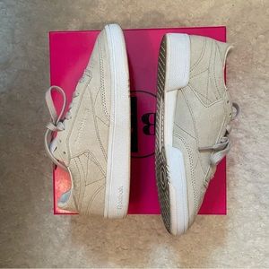 Reebox suede beige sneakers shoes club tennis workout athlesuire athletic